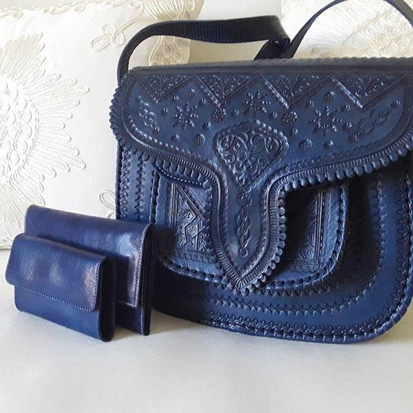 Should you match the wallet with your women's handbag?