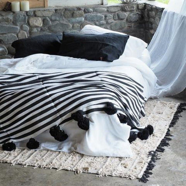 Deco trend: Black and White Stripes in your bedroom