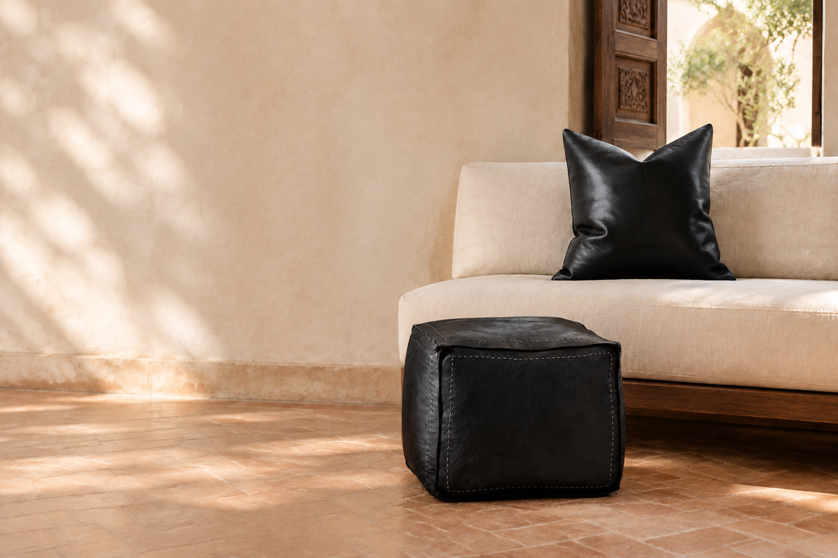 Scène réaliste avec le pouf carré noir et le coussin