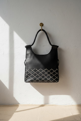 Aya Tote — Accroché au Mur