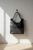 Aya Tote — Accroché au Mur