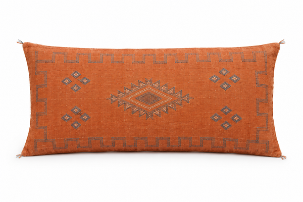 Coussin Sabra orange rempli sur fond blanc, à partir de la photo originale