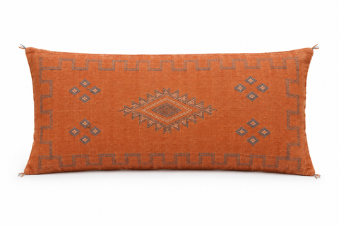 Coussin Sabra orange rempli sur fond blanc, à partir de la photo originale