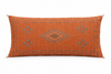 Coussin Sabra orange rempli sur fond blanc, à partir de la photo originale