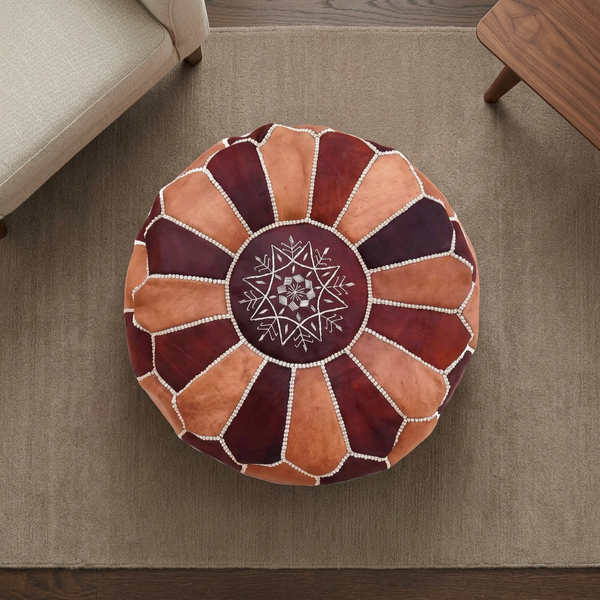 Pouf bicolore en vue du dessus dans un décor chaleureux