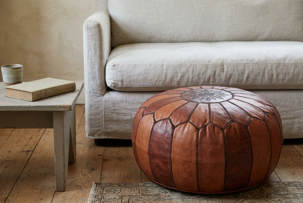 Pouf cognac dans un salon avec cadrage intermédiaire