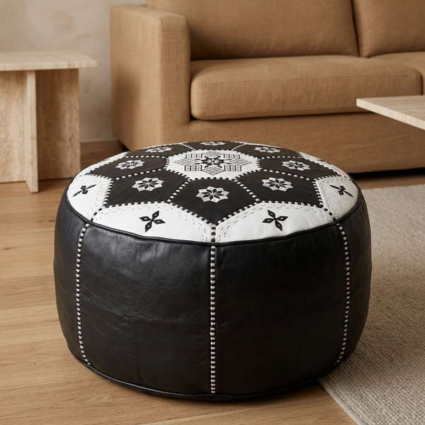 Pouf Tile noir et blanc avec coutures latérales bicolores