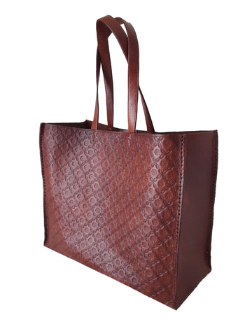 Shopper bag with all-over carving