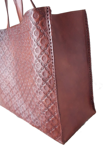 Shopper bag with all-over carving