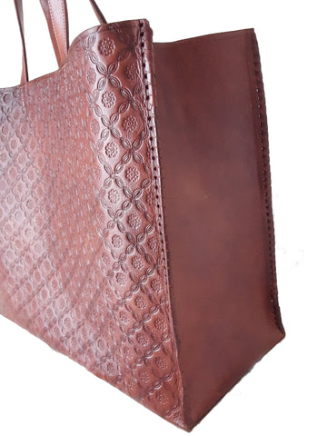 Shopper bag with all-over carving
