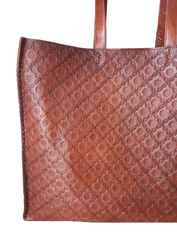 Shopper bag with all-over carving