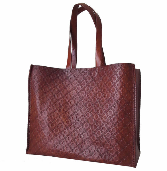 Shopper bag with all-over carving