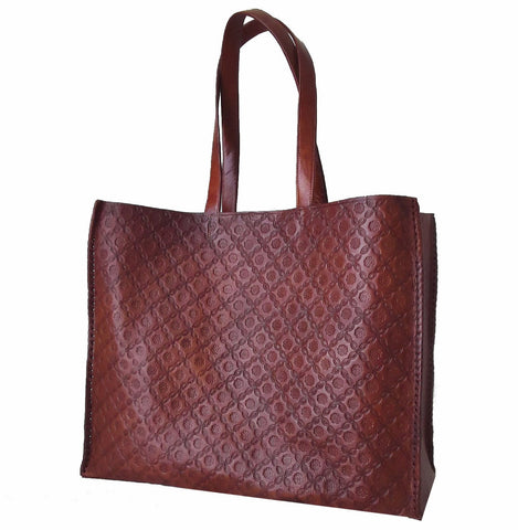 Shopper bag with all-over carving